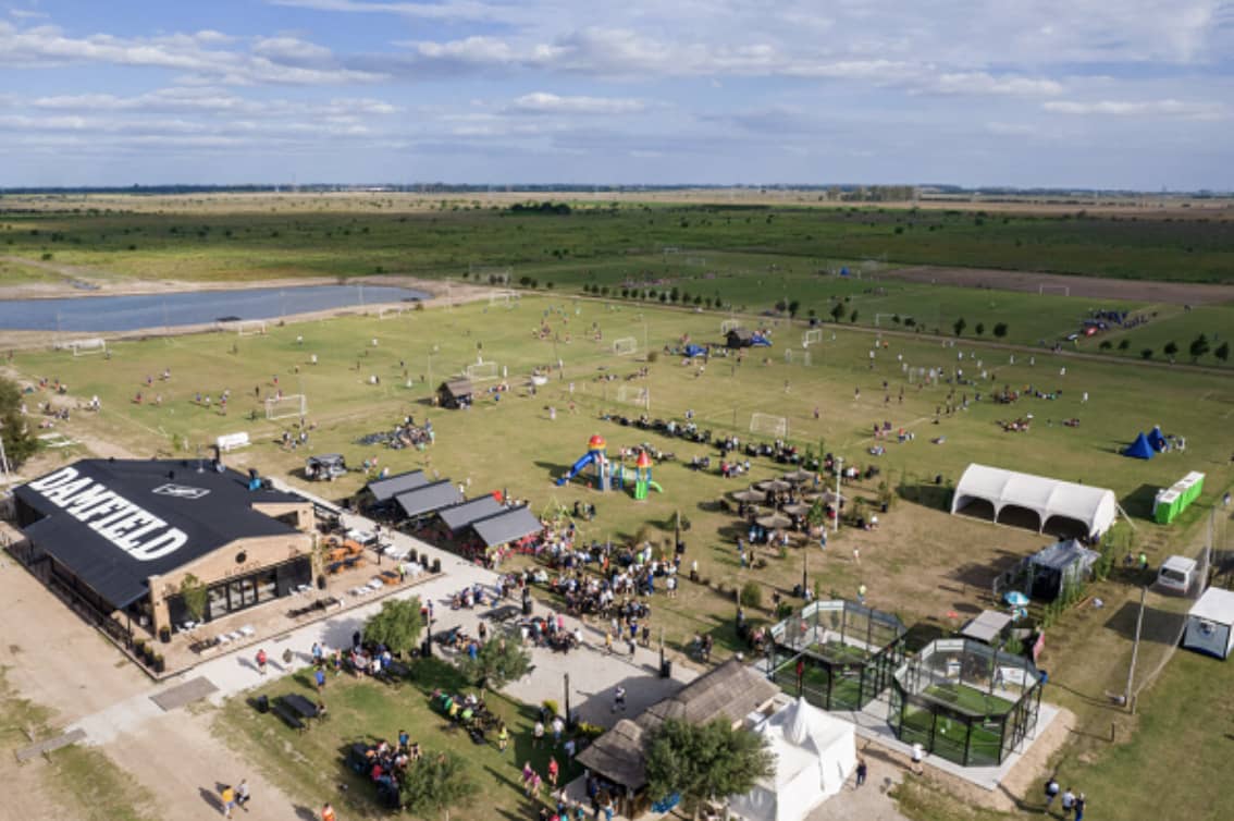 Campus Verano 2025 en Rosario - Grupo de participantes en campo de hockey