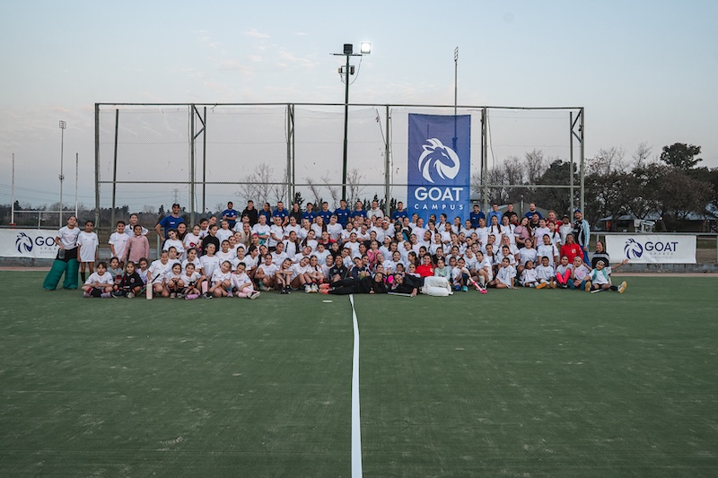 Campus GBA Sur 2025 en MGRC - Grupo de participantes en campo de hockey